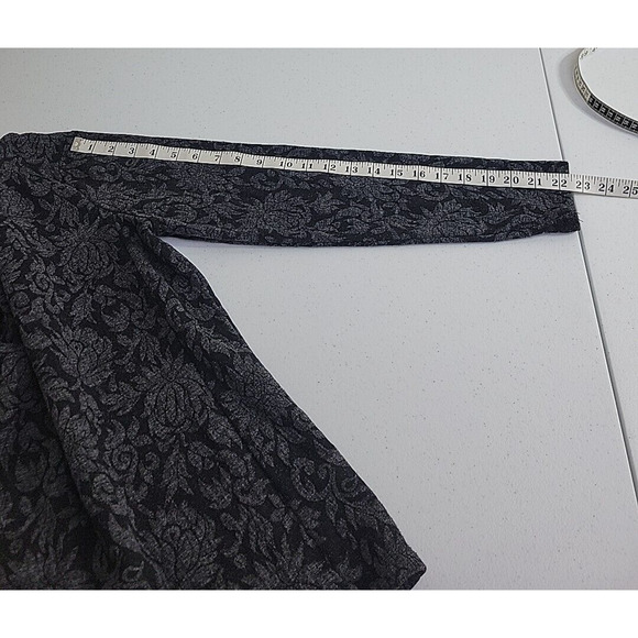 Talbots Black Floral Jacquard Button Down Back Accents Long Sleeve Top SZ Medium - Picture 6 of 9